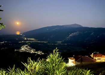 Φωτογραφικά κλικς από την αυγουστιάτικη πανσέληνο σε όμορφα σημεία της Θεσσαλίας (ΕΙΚΟΝΕΣ – ΒΙΝΤΕΟ)