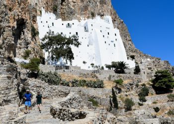 Παναγιά Χοζοβιώτισσα: Το κατάλευκο εκκλησάκι που κρέμεται στο άγριο και βραχώδες τοπίο της Αμοργού