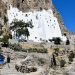 Παναγιά Χοζοβιώτισσα: Το κατάλευκο εκκλησάκι που κρέμεται στο άγριο και βραχώδες τοπίο της Αμοργού