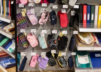 Σχολικά ειδή: Δυσάρεστα νέα για τους γονείς – Πόσο… βαθιά θα βάλουν το χέρι στην τσέπη φέτος