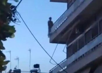 Αγρίνιο: Νεκρή νεαρή μητέρα που έπεσε από μπαλκόνι πολυκατοικίας στον 4ο όροφο