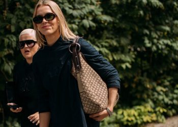 Hobo bags: Το ανεπιτήδευτα κομψό comeback που θα κυριαρχήσει και φέτος