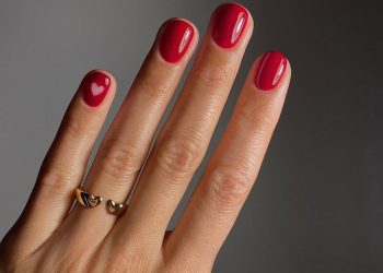 5 manicure που θα δούμε το φθινόπωρο 2025: Hot το κλασικό κόκκινο βερνίκι που επιστρέφει