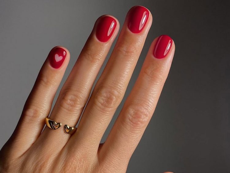 5 manicure που θα δούμε το φθινόπωρο 2025: Hot το κλασικό κόκκινο βερνίκι που επιστρέφει