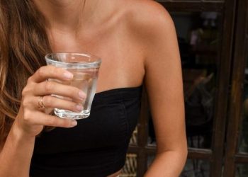 Μην το παραλείπεις! Το ποτήρι νερό που πρέπει να πίνεις ΚΑΘΕ πρωί και θα σου αλλάξει τα πάντα