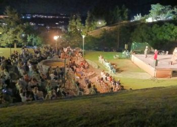 Αδιανόητη κλοπή – “Σήκωσαν” ολόκληρη εξέδρα 60 τ.μ. από πλατεία (EIKONA)