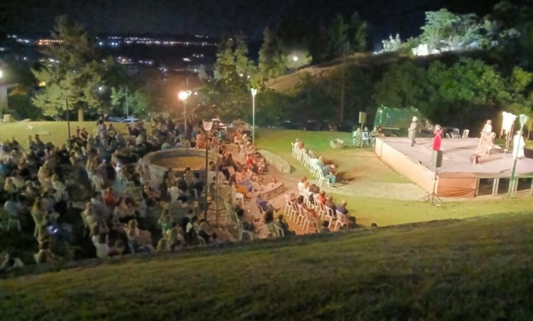 Αδιανόητη κλοπή – “Σήκωσαν” ολόκληρη εξέδρα 60 τ.μ. από πλατεία (EIKONA)