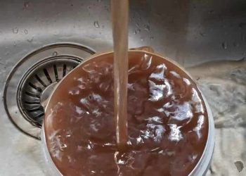 Νερό με λάσπη βγάζουν οι βρύσες στον Πλαταμώνα – Σε απόγνωση κάτοικοι και χιλιάδες παραθεριστές
