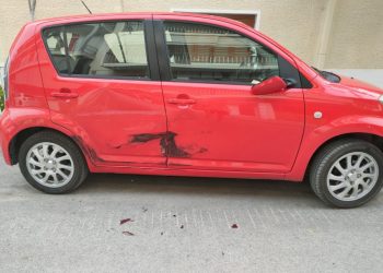 Ξύπνησαν και βρήκαν το αυτοκίνητό τους διαλυμένο – Έκανε σπινιαρίσματα και προσέκρουσε με δύναμη στο σταθμευμένο όχημα (ΕΙΚΟΝΕΣ)