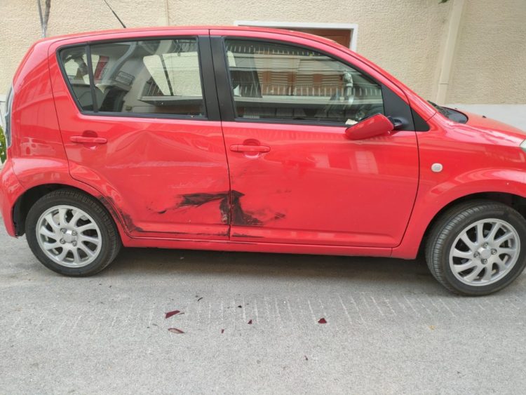 Ξύπνησαν και βρήκαν το αυτοκίνητό τους διαλυμένο – Έκανε σπινιαρίσματα και προσέκρουσε με δύναμη στο σταθμευμένο όχημα (ΕΙΚΟΝΕΣ)