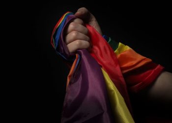 Βίαιη ομοφοβική επίθεση σε άντρα μέσω εφαρμογής γνωριμιών – Τον χτυπούσε στο κεφάλι με κατσαρόλα και τον έστειλε στο νοσοκομείο