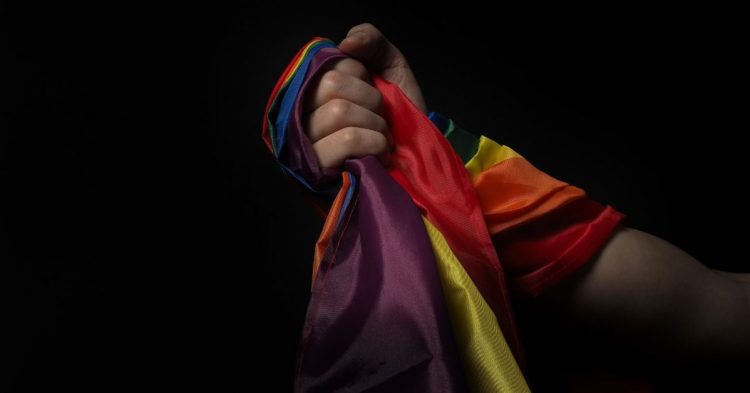 Βίαιη ομοφοβική επίθεση σε άντρα μέσω εφαρμογής γνωριμιών – Τον χτυπούσε στο κεφάλι με κατσαρόλα και τον έστειλε στο νοσοκομείο
