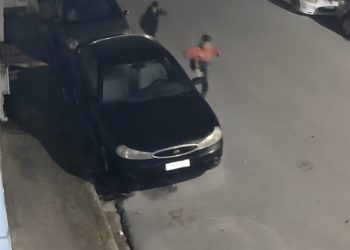 Αγέλη νεαρών «έσπαγε» αυτοκίνητα για… πλάκα!