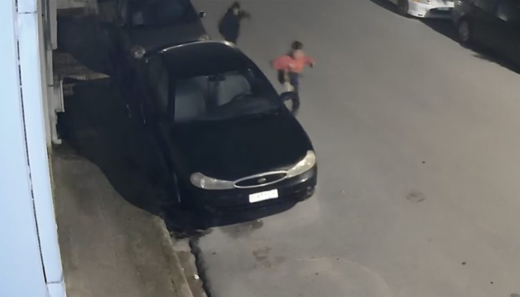 Αγέλη νεαρών «έσπαγε» αυτοκίνητα για… πλάκα!