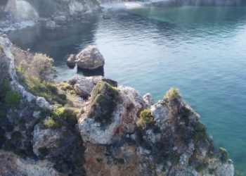 Αυτή είναι η παραλία της Θεσσαλίας που ελάχιστοι γνωρίζουν – Το Τηγάνι με τις μεγάλες ηφαιστειογενείς πέτρες και το πλοίο με το χρυσό… (BINTEO)