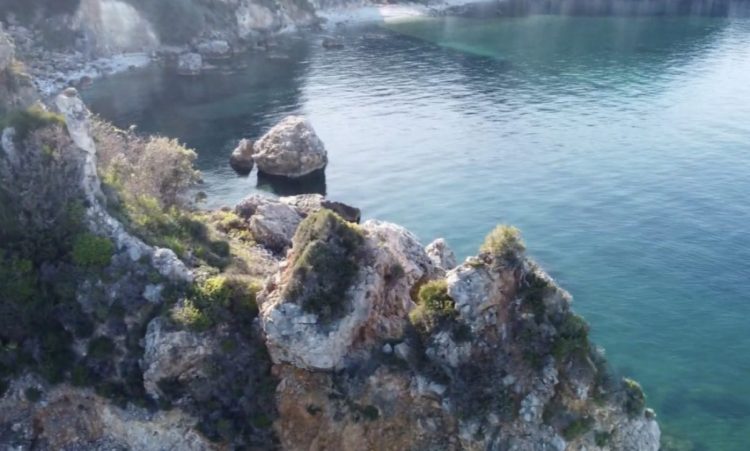 Αυτή είναι η παραλία της Θεσσαλίας που ελάχιστοι γνωρίζουν – Το Τηγάνι με τις μεγάλες ηφαιστειογενείς πέτρες και το πλοίο με το χρυσό… (BINTEO)