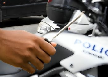 Μεγάλη αναταραχή με άνδρα που «μπούκαρε» σε καταστήματα με κατσαβίδι – Στο σημείο η αστυνομία