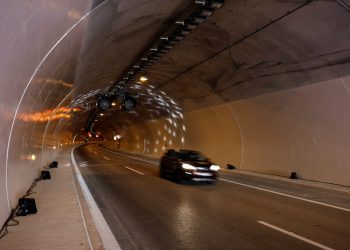 Αυτοκίνητο εξετράπη μέσα στη σήραγγα των Τεμπών και προσέκρουσε στο τοιχίο του τούνελ