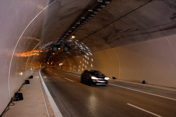 Αυτοκίνητο εξετράπη μέσα στη σήραγγα των Τεμπών και προσέκρουσε στο τοιχίο του τούνελ