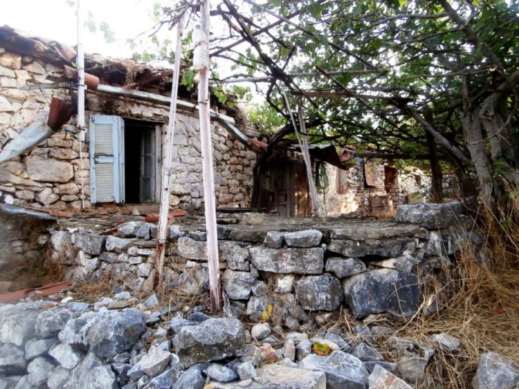 Αυτό είναι το θεσσαλικό χωριό «φάντασμα» με τις ξερολιθιές – Ο άνυδρος τόπος, κοντινός και συνάμα απόμακρος (ΕΙΚΟΝΕΣ)