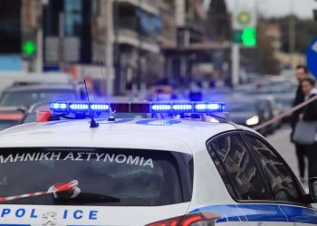 Πρωτοφανείς εικόνες σε πολυσύχναστη πλατεία – Αιματηρή συμπλοκή πέντε νεαρών