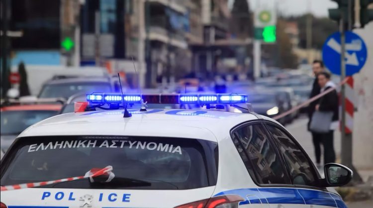 Πρωτοφανείς εικόνες σε πολυσύχναστη πλατεία – Αιματηρή συμπλοκή πέντε νεαρών