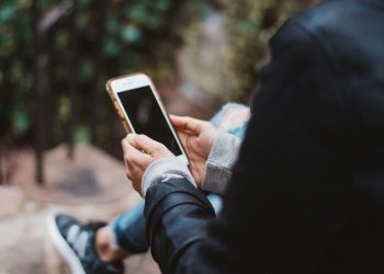 Πώς να «χωρίσετε» με το κινητό σας: 4 έξυπνα tips για δημιουργική… απεξάρτηση