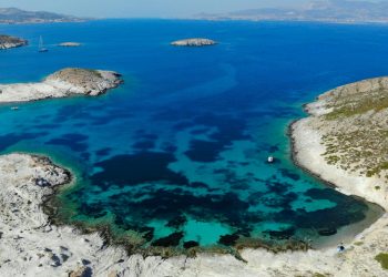 Αντίπαρος: Η «ήρεμη δύναμη» του Αιγαίου με τα κρυστάλλινα νερά
