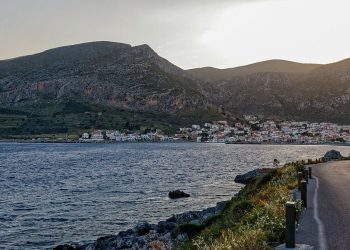 Ένα άγνωστο «ησυχαστήριο»: Το γραφικό χωριό με τους 450 κατοίκους που συνδυάζει βουνό και θάλασσα
