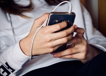 Πότε τα κινητά τηλέφωνα μας παρακολουθούν – Όσα πρέπει να ξέρετε