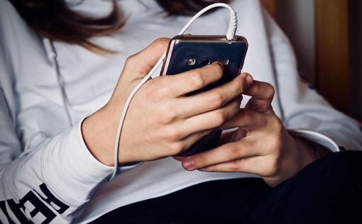 Πότε τα κινητά τηλέφωνα μας παρακολουθούν – Όσα πρέπει να ξέρετε