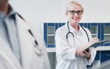 Εμμηνόπαυση: Το Νο1 θρεπτικό συστατικό που ο γιατρός προτείνει για λαμπερά μαλλιά, υγιή επιδερμίδα και γερά νύχια