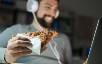 Τι ώρα πρέπει να σταματάτε να τρώτε, σύμφωνα με τους καρδιολόγους