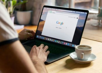 Μάχη γιγάντων στην τεχνητή νοημοσύνη: Η Perplexity AI βάζει στο στόχαστρο το Chrome της Google