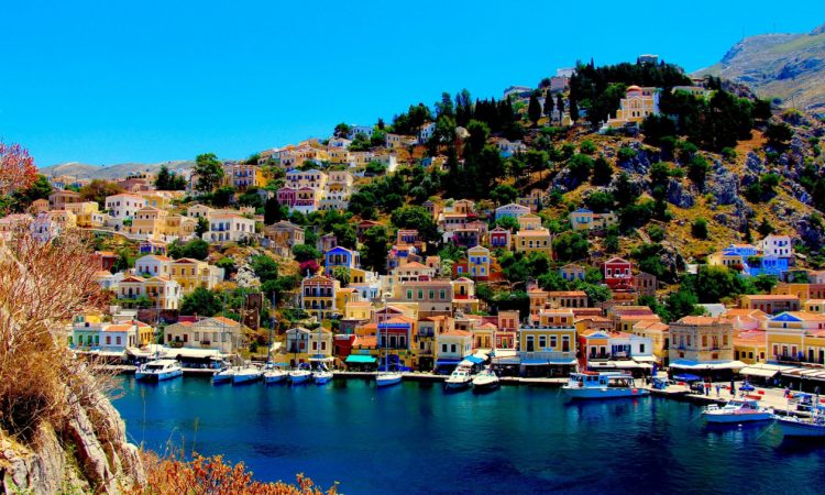 Σύμη: Το νησί της ηρεμίας, των γαλάζιων νερών και του Πανορμίτη
