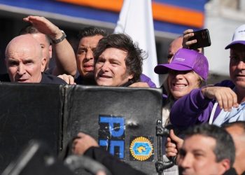 Αργεντινή: Οργισμένο πλήθος λιθοβόλησε και προπηλάκισε τον πρόεδρο Μιλέι