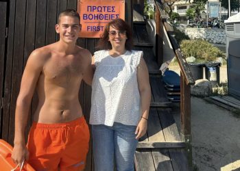 Αυτός είναι ο ναυαγοσώστης που έσωσε την 70χρονη γυναίκα στην παραλία του Αναύρου