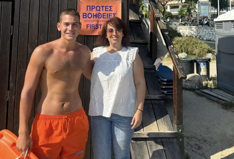 Αυτός είναι ο ναυαγοσώστης που έσωσε την 70χρονη γυναίκα στην παραλία του Αναύρου