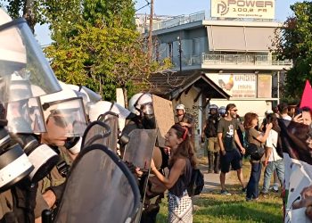Ένταση στην πορεία κατά του Ισραηλινού πλοίου μεταξύ διαδηλωτών και αστυνομίας στον Βόλο (ΕΙΚΟΝΕΣ – ΒΙΝΤΕΟ)