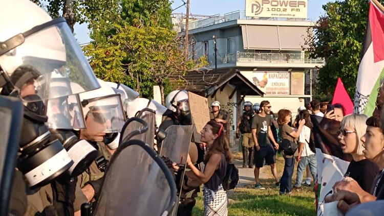 Ένταση στην πορεία κατά του Ισραηλινού πλοίου μεταξύ διαδηλωτών και αστυνομίας στον Βόλο (ΕΙΚΟΝΕΣ – ΒΙΝΤΕΟ)