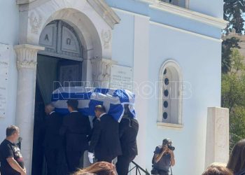 Δημήτρης Κωνσταντάρας: Σκεπασμένο με την ελληνική σημαία το φέρετρό του