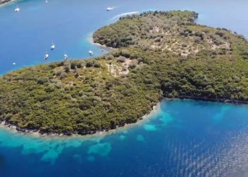 Θηλιά: Μια καταπράσινη κουκίδα στο Ιόνιο με καταγάλανα νερά και εύκολη πρόσβαση