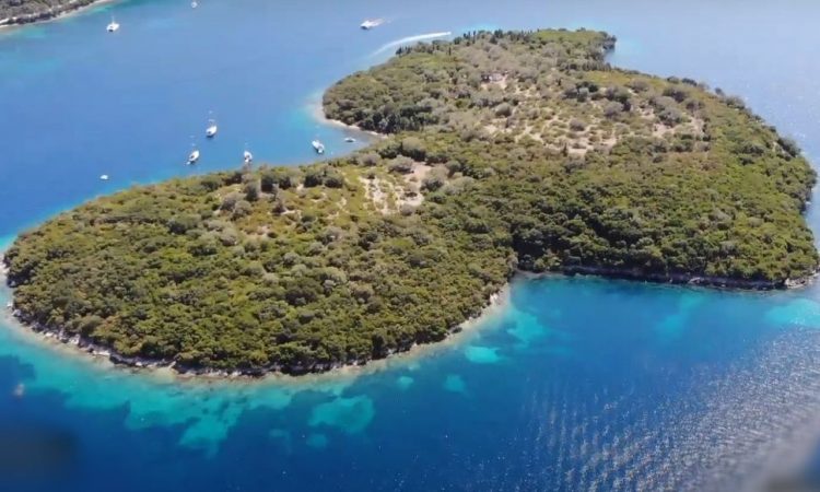 Θηλιά: Μια καταπράσινη κουκίδα στο Ιόνιο με καταγάλανα νερά και εύκολη πρόσβαση