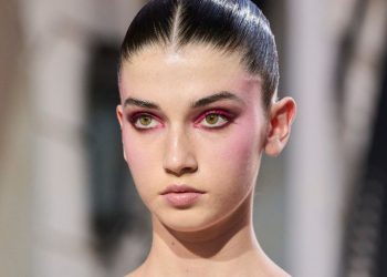 Shy Girl Makeup: Το νέο trend κάνει «το ρουζ» το απόλυτο beauty statement της σεζόν