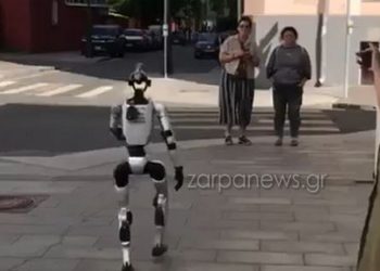 Ανθρωποειδές ρομπότ κυκλοφορεί στους δρόμους της Μόσχας και μιλάει στους περαστικούς