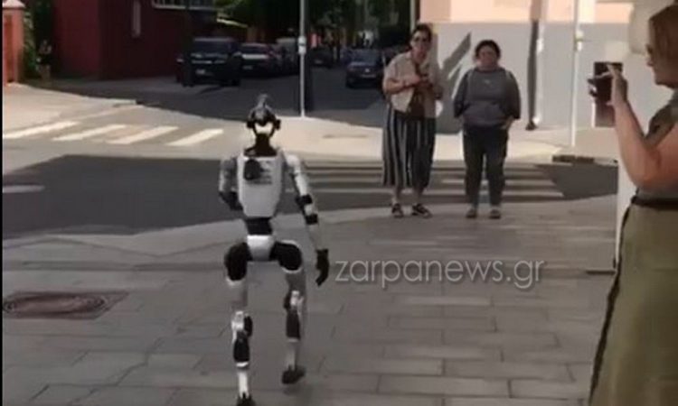 Ανθρωποειδές ρομπότ κυκλοφορεί στους δρόμους της Μόσχας και μιλάει στους περαστικούς