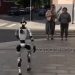 Ανθρωποειδές ρομπότ κυκλοφορεί στους δρόμους της Μόσχας και μιλάει στους περαστικούς
