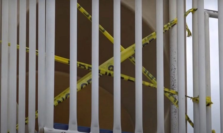 Πυροσβέστες απεγκλώβισαν 40χρονο που σφήνωσε σε παιδική τσουλήθρα! (vid)