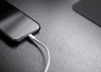 Κινητό τηλέφωνο: Αποφύγετε αυτό το καθημερινό λάθος που κάνουν σχεδόν όλοι κατά τη φόρτιση