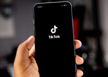 Ηνωμένο Βασίλειο: Εκατοντάδες θέσεις εργασίες στο TikTok χάνονται λόγω τεχνητής νοημοσύνης